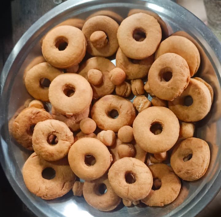Finished doughnuts in a tray